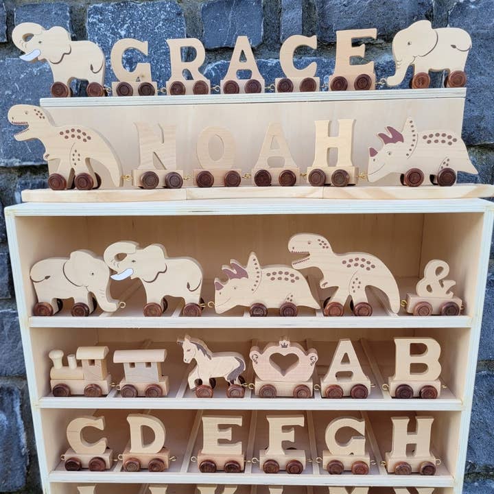 Kit Inicial de Brinquedo de Madeira Natural 'Nome do Comboio', com Armário GRÁTIS por atacado de Ryan Town Toys & Gifts