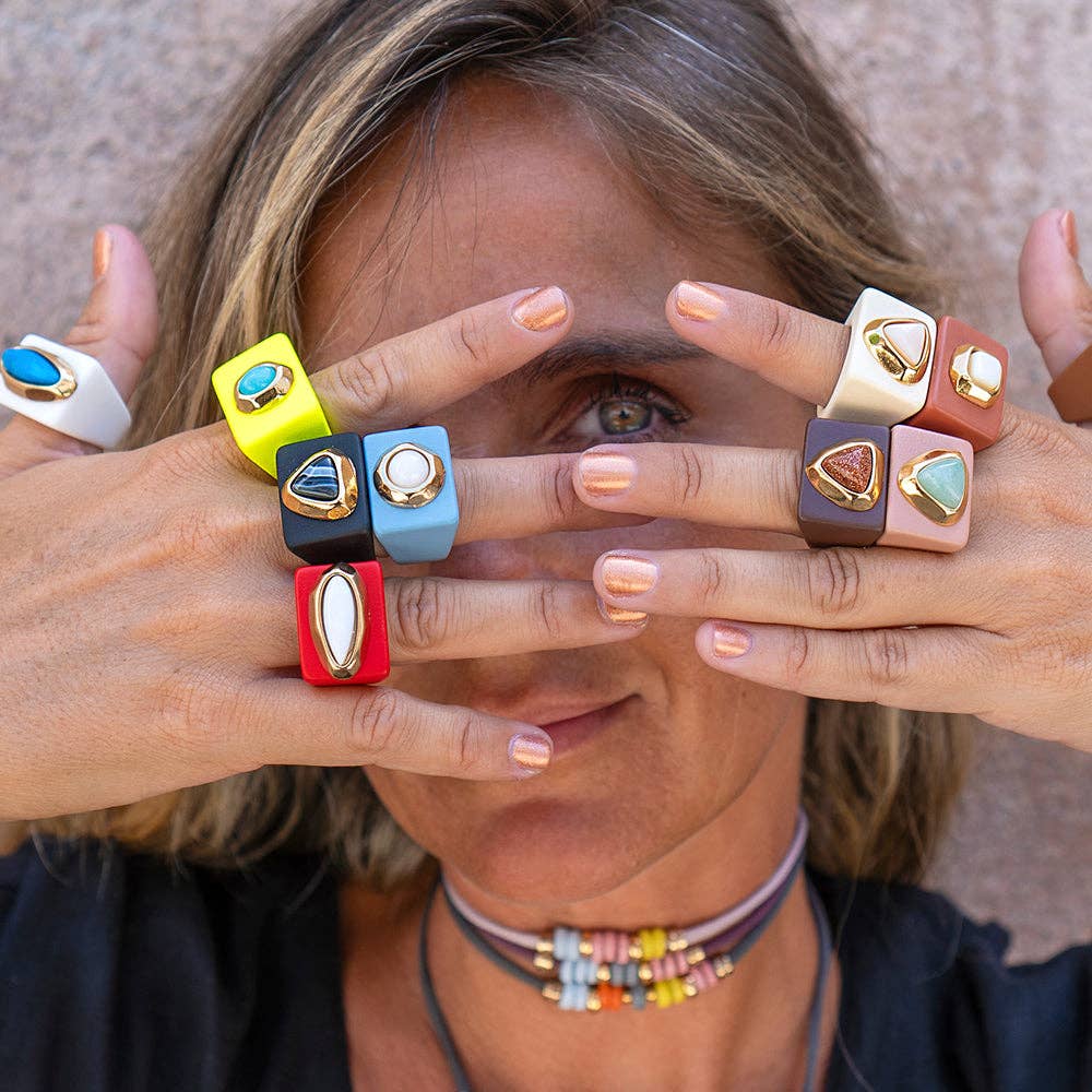 ÉMOLO – wholesale Cocktail/statement ring – Beige large costume jewelry rings with natural mother-of-pearl stone6