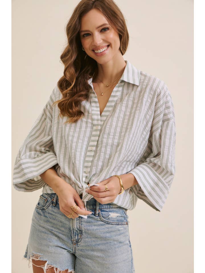 in february – Engroshandel Skjorte med buttondown – til kvinder – PERFEKT STRIBET SKJORTE MED KNAPPER OG BREDE ÆRMER TIL OVERGANGSPERIODEN23
