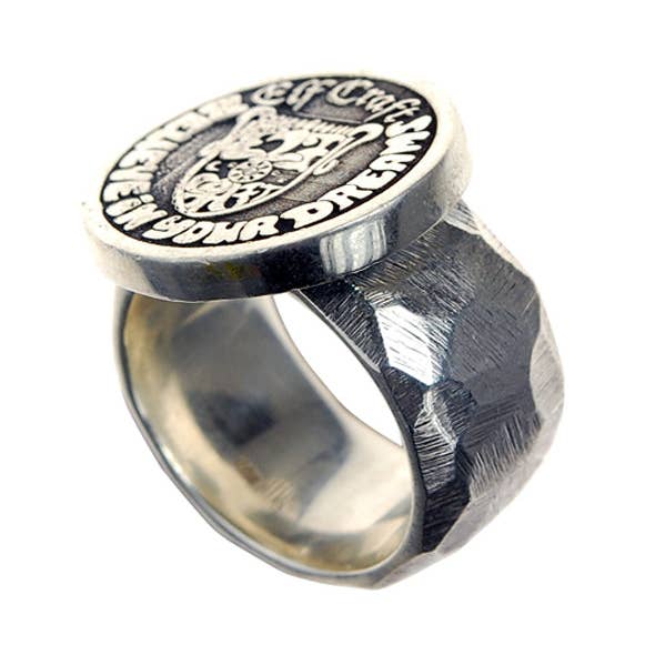 Bague en argent, pièce en forme de bouclier sur anneau à facettes pour la vente par ElfCraft