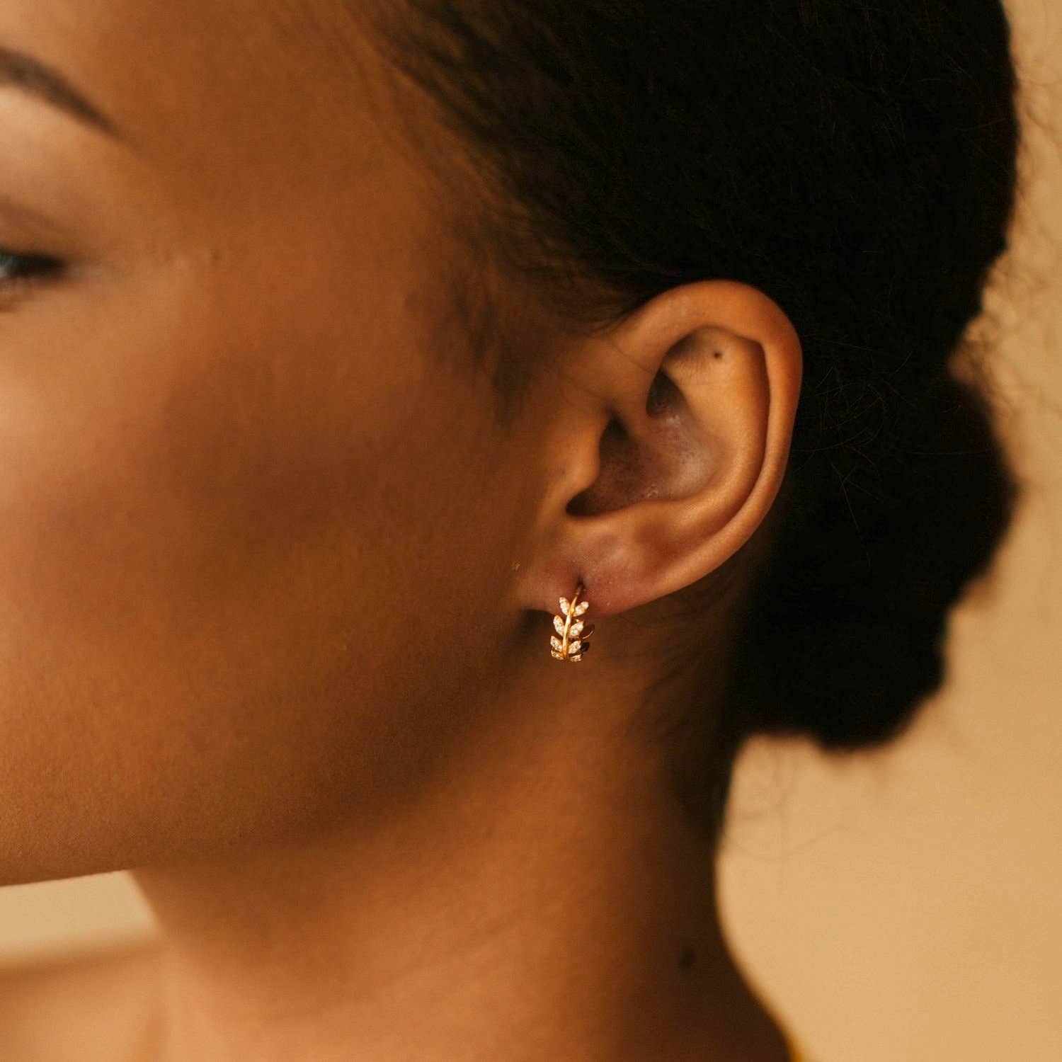 Ofina Jewelry - Venta al por mayor Pendientes de aro pequeños - Hojas de CZ Huggies2