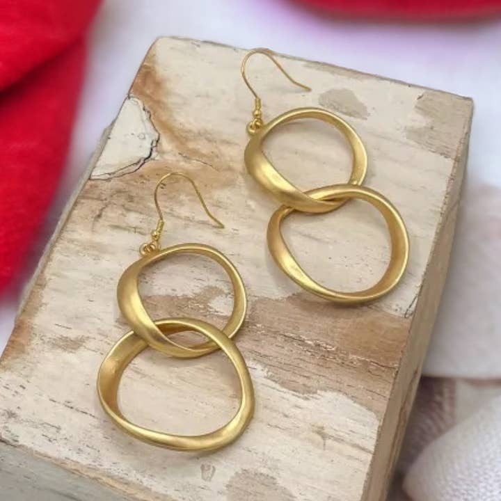 Statement Drop Loop Øreringe i Guld ER138GLD for engroshandel hos Jess & Lou