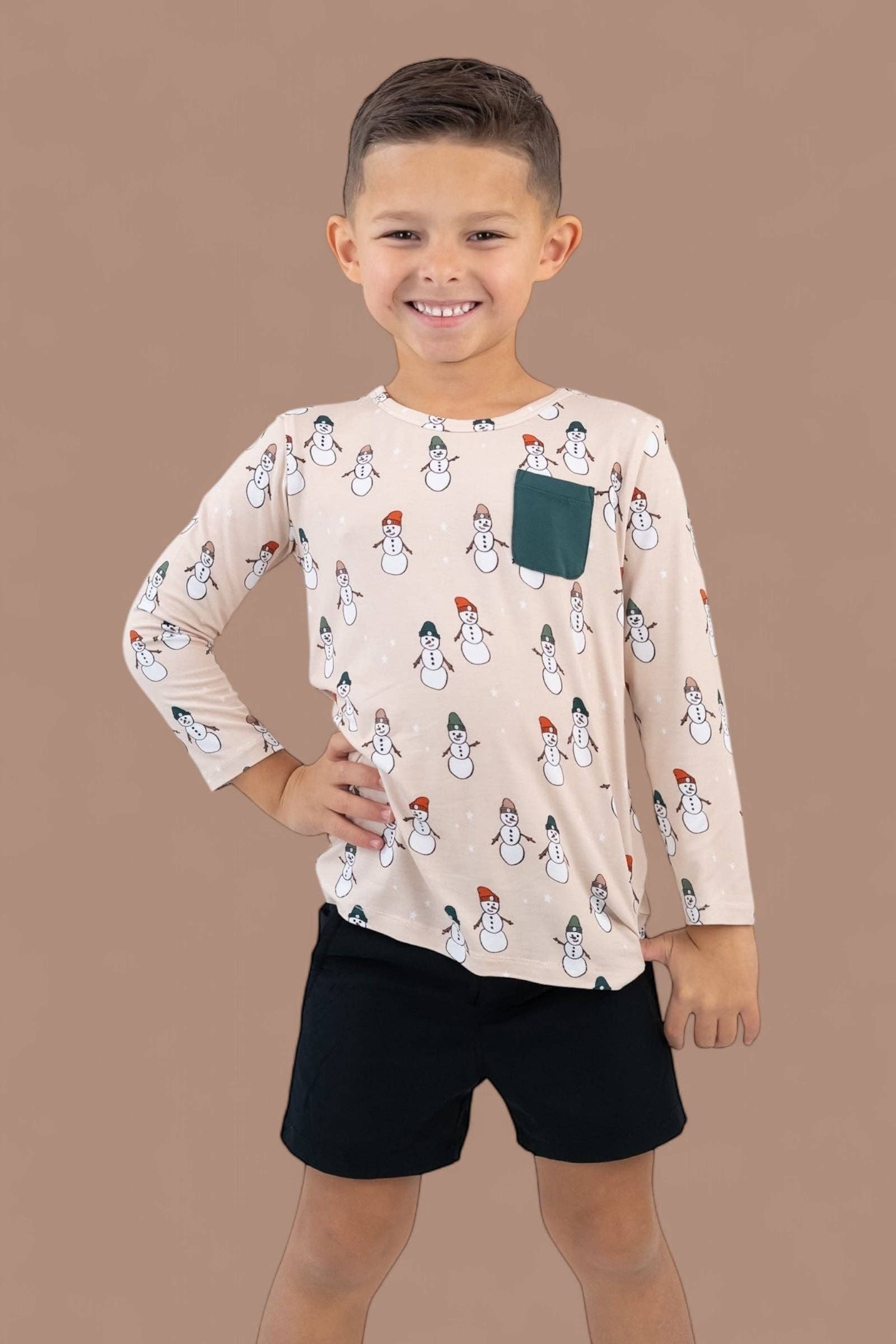 Dream Big Little Co. – T-shirt - Crianças por atacado – T-SHIRT DE BOLSO SONHO AMIGOS GEADOS6