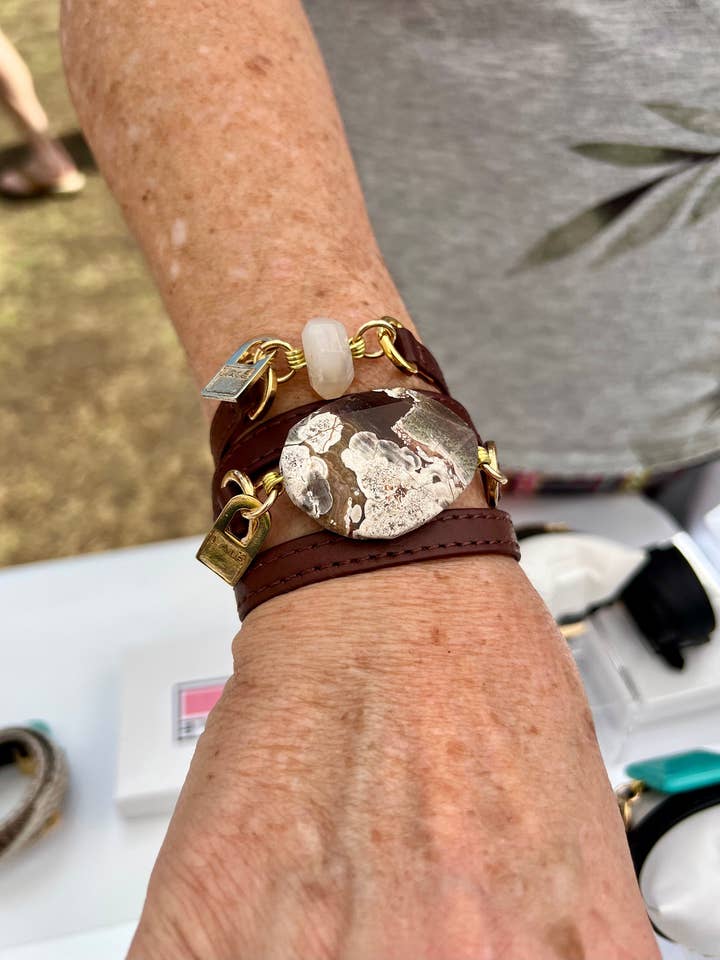 Pulseira Pacote com Pele Castanho e Pedras Agathe Brancas por atacado de LALE