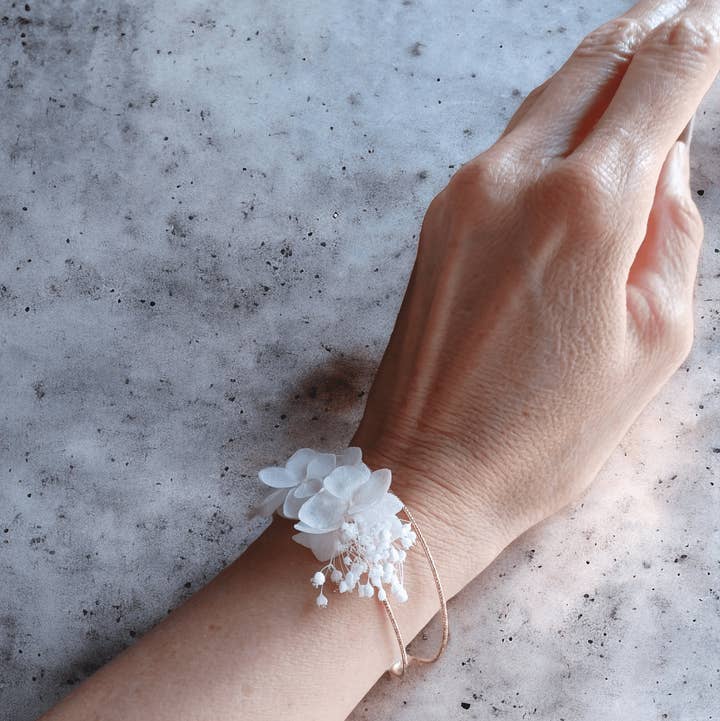 L'atelier du 6 - Wholesale Charm/Dangle Bracelet - Ania- White Flower Wedding Bracelet- Double Cuff0