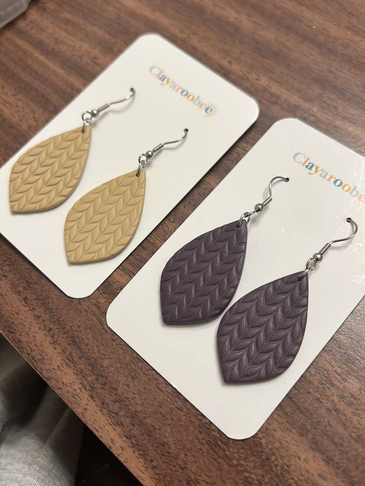 Chandail texturé en forme de goutte d'eau pour la vente par Clayaroobee