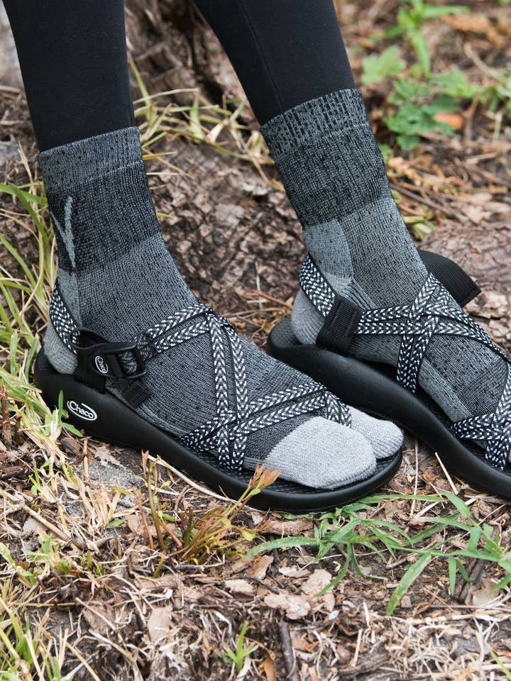 V-Toe Socks, Inc - Vente Chaussettes – unisexe - Chaussettes Tabi en laine gris anthracite à bout fendu Chaco Randonnée Casual1