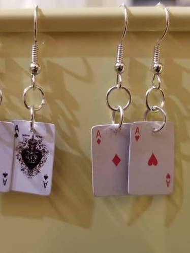 Mini orecchini a forma di carte da gioco, orecchini pendenti per la vendita all'ingrosso da parte di Sapphire Creations
