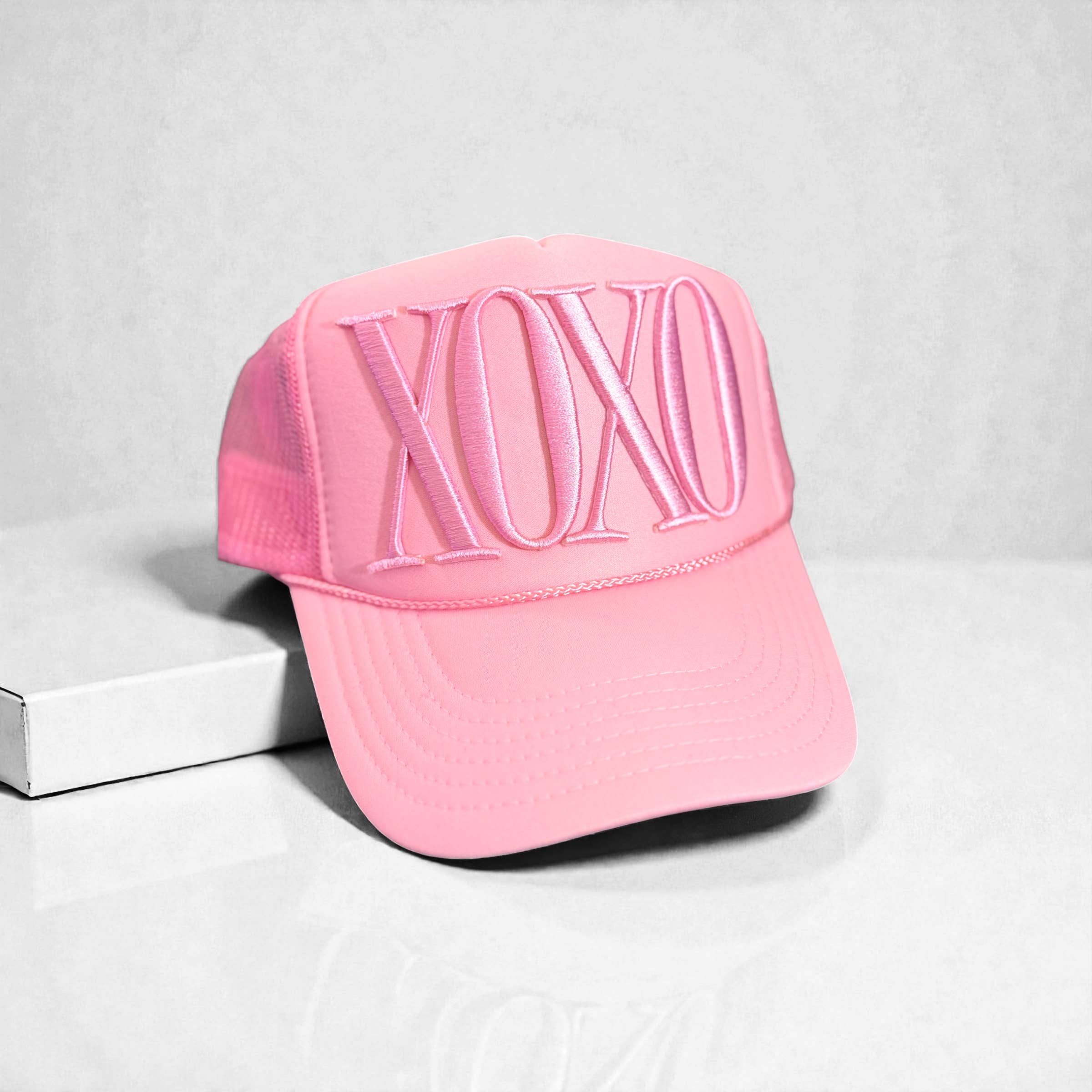 Shop Althea Designs - Vente Casquette de camionneur – femme - Casquette de camionneur rose XOXO – Casquette de Saint-Valentin brodée en satin bouffant2