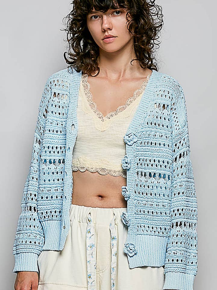 Cardigan en tricot fin à manches longues avec boutons floraux 3D pour la vente par Pol Clothing