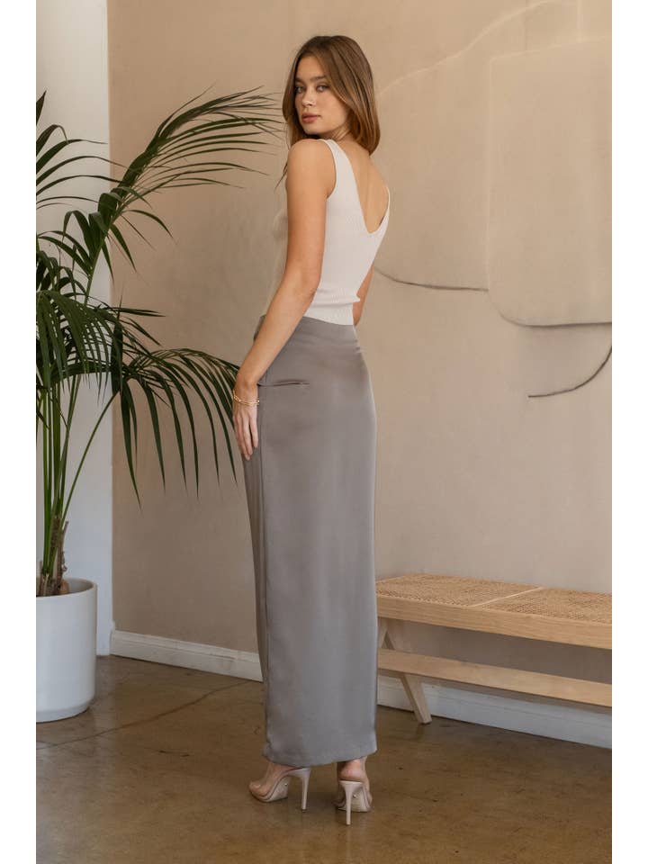 The Workshop Studio - Wholesale Knit Top - Women's - V NECK SLEEVELESS RIBBED TANK TOP