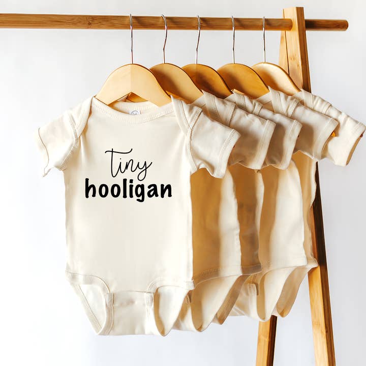 Lille Ballademager | 100% Bomuld Baby Bodystocking eller T-shirt for engroshandel hos Wildflowers + Cotton