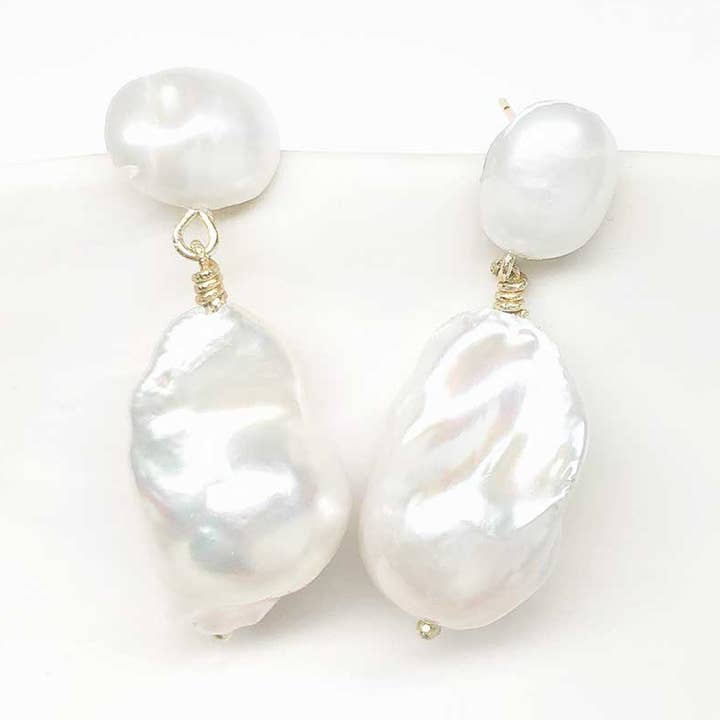 Fireball oregelbunden stor sötvattenspärla droppe dubbar för wholesale av Stil Works Studio