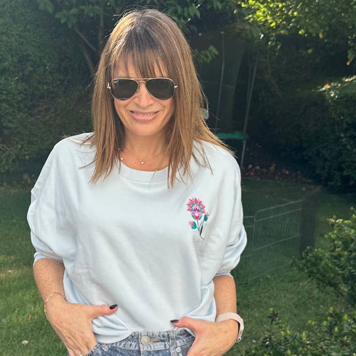 Sweatshirt Azul Bebé Orgânica Premium com Flor Bordada por atacado de Percy and Nell Retail Limited