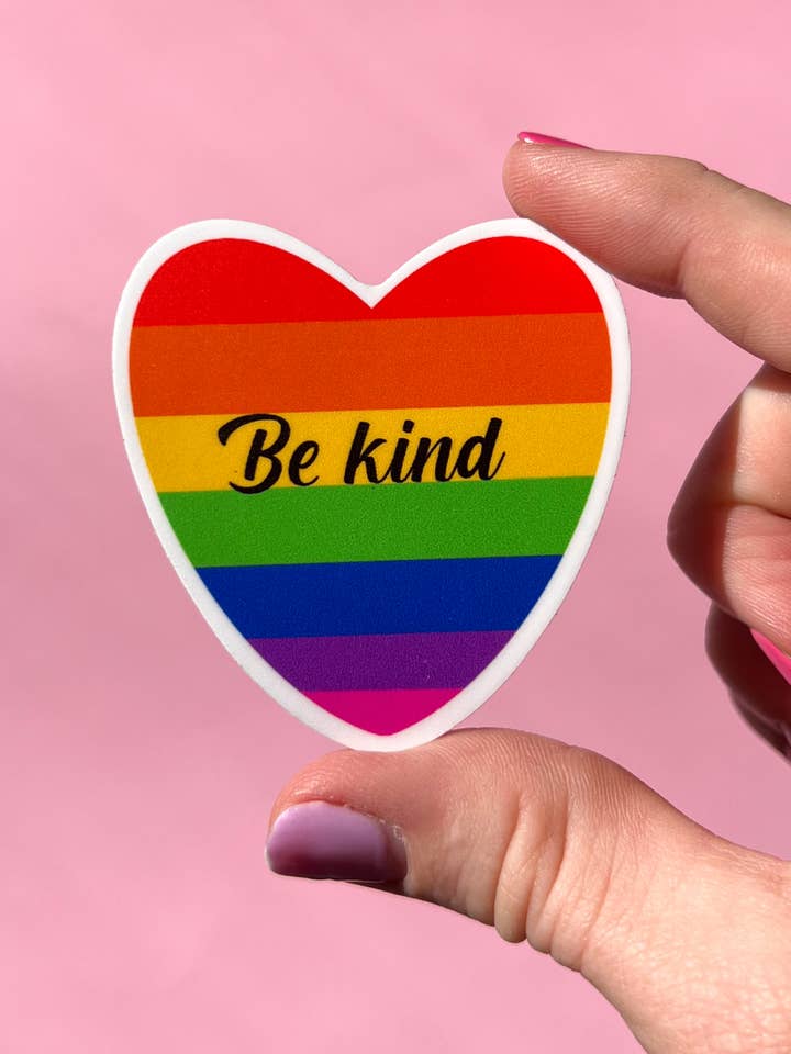 Autocollant arc-en-ciel en forme de cœur Be Kind pour la vente par Uplifter Sticker