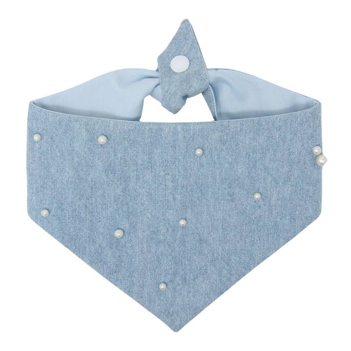 Bandana pour chien en denim orné de perles avec boutons-pression pour la vente par Winnie and the Hound