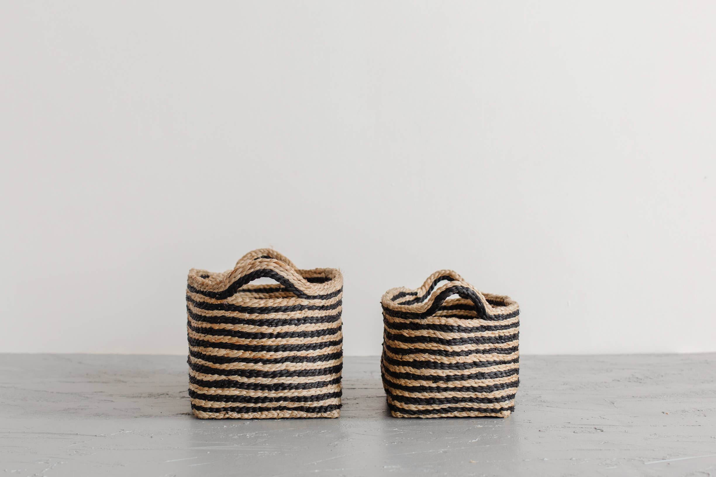 Will & Atlas – wholesale Prydnadsbricka – Rektangulär brickkorg, jute - randig1