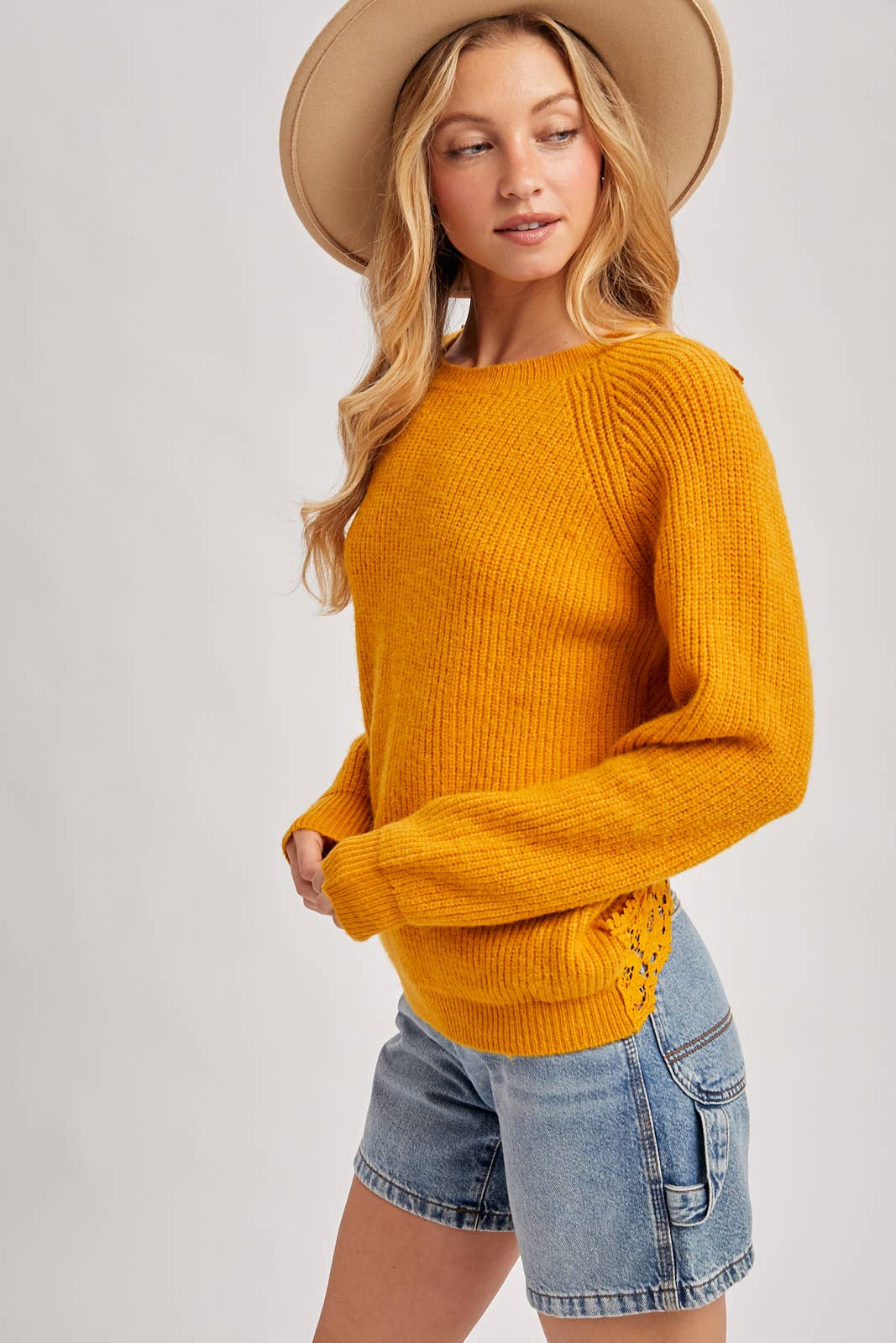 Bluivy - Wholesale Pullover-trui - Dames - Bluivy trui met gehaakte kant en kruispatroon aan de achterkant2