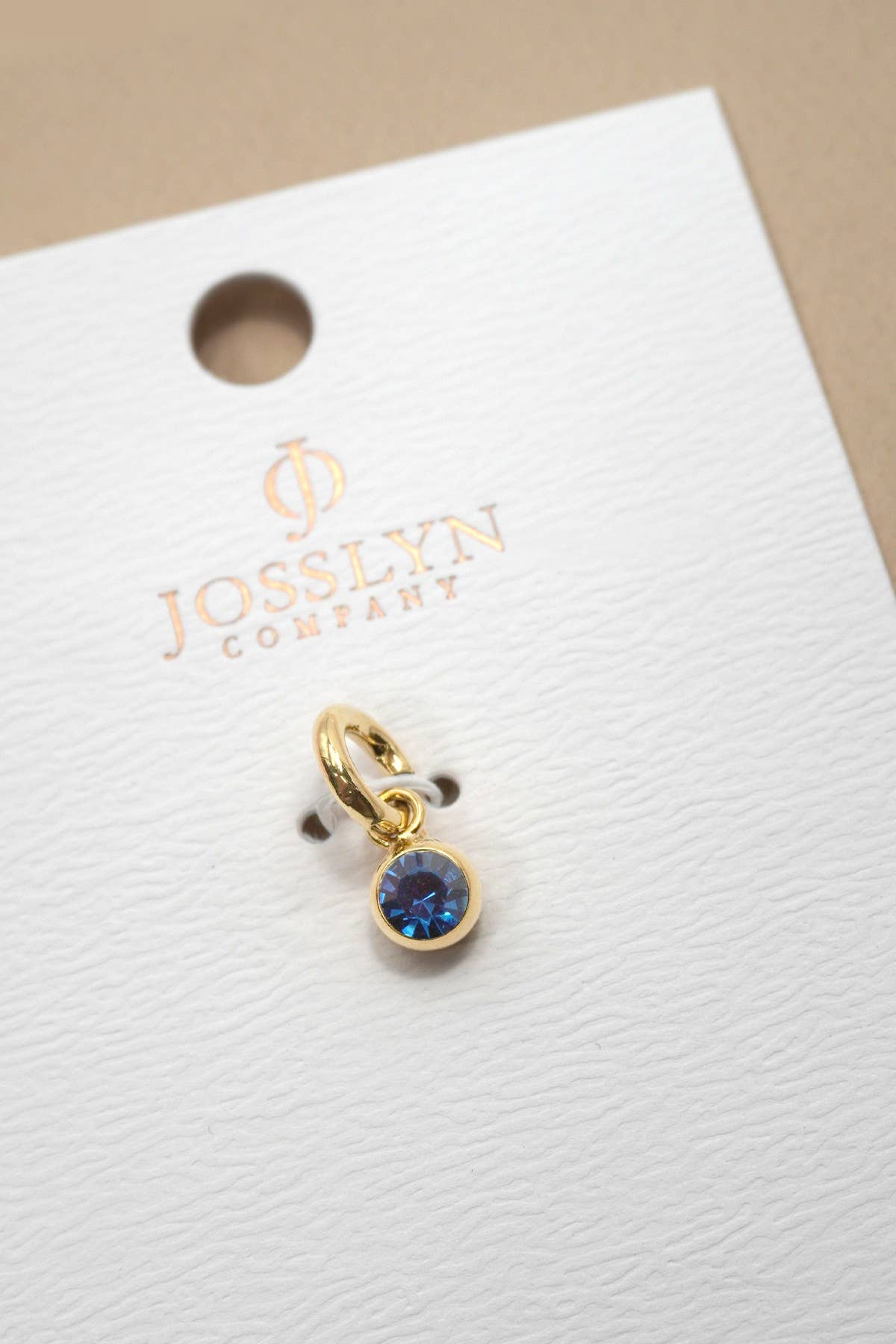 JOSSLYN by wall to wall – Großhandel Individueller Charm/Anhänger – CHARMS-18K Messing Cubic Zirkonia Geburtsstein Charm | 40CM1028