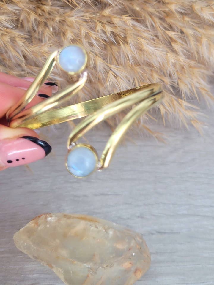 Justerbart Messing Månesten Armbånd: Boho Etnisk Smykke for engroshandel hos Laboheme