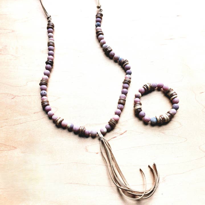 Frostet marmorjasper halskæde med træperler og læderkvast 258b for engroshandel hos The Jewelry Junkie