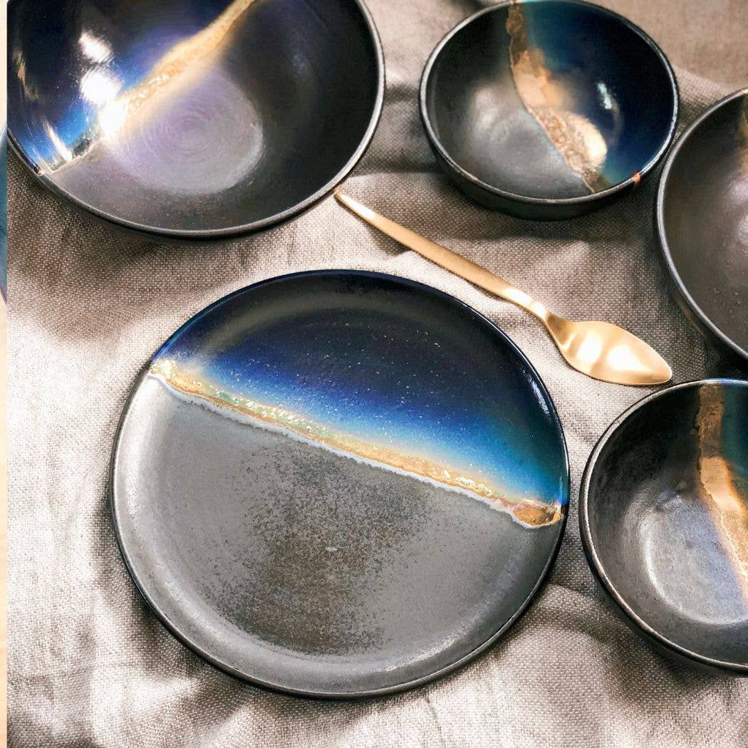 Los Artisans - Vendita all'ingrosso Piatto - Piatto da cena nero con sfumature blu e striscia dorata metallica15