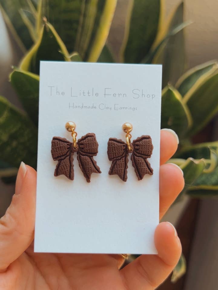 Pendenti con fiocco marrone per la vendita all'ingrosso da parte di The Little Fern Shop