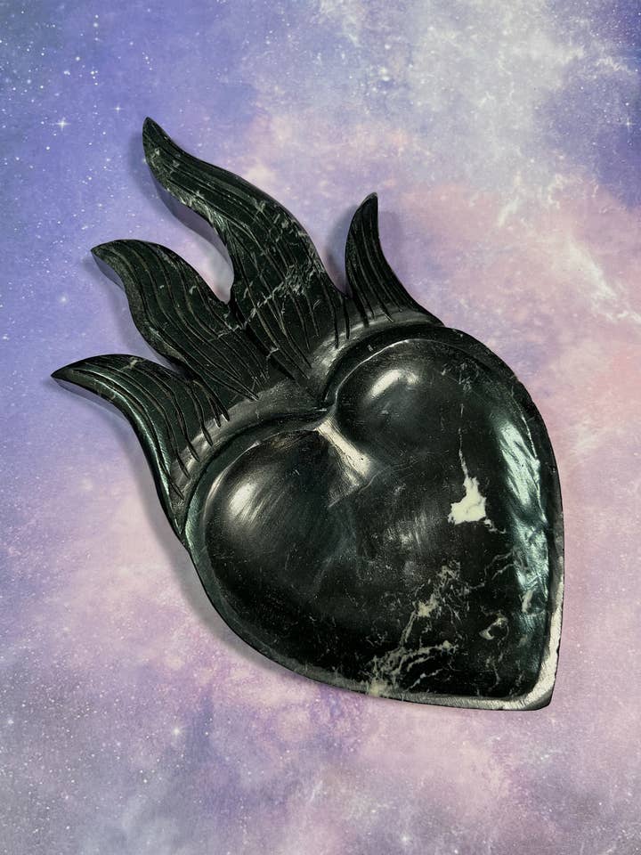 Plato de Corazón Llameante de Jaspe Negro para venta al por mayor de Mystical Moon Shop