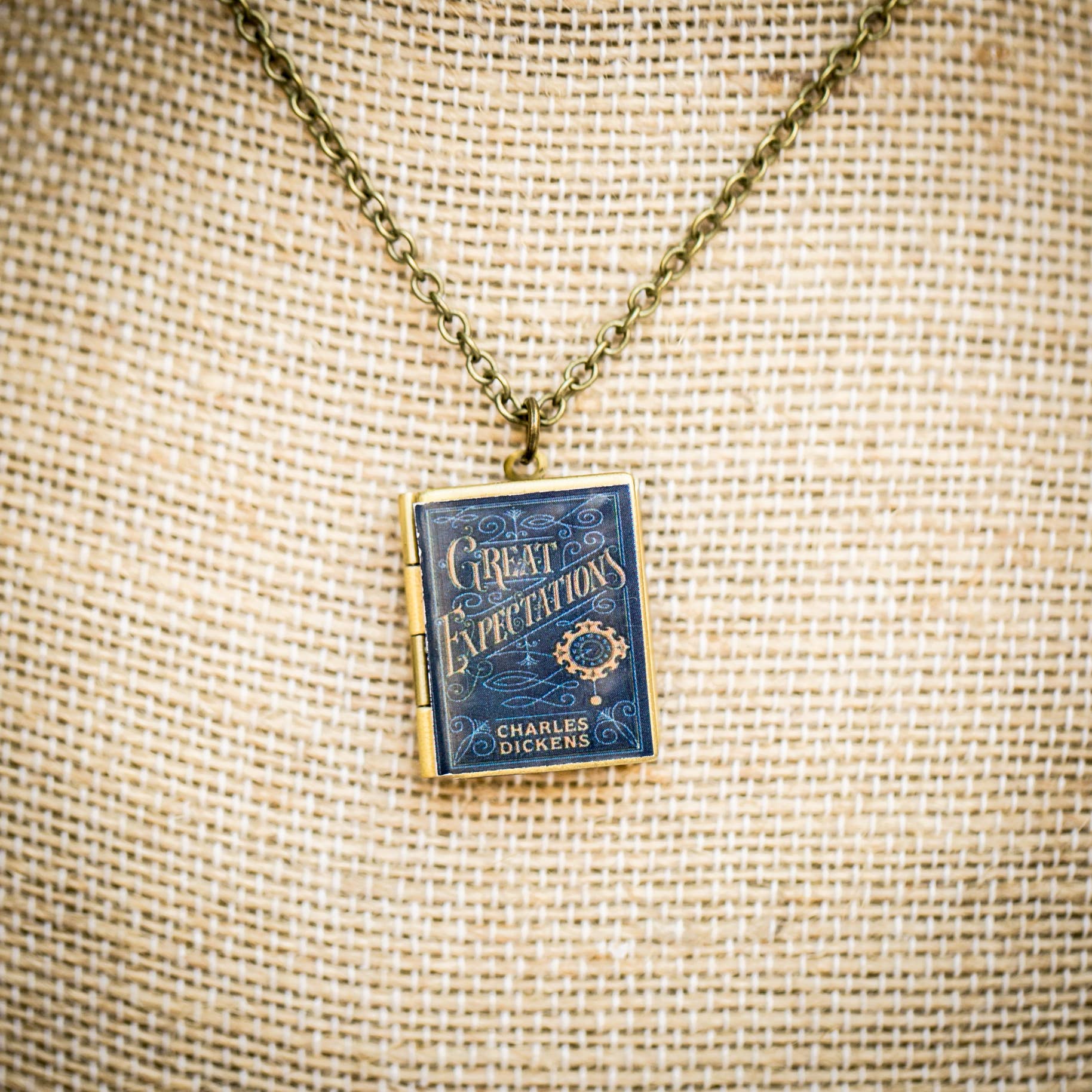 Adorned by Aisha - Vendita all'ingrosso Collane con medaglione - Collana con ciondolo libro stile Jane Eyre17