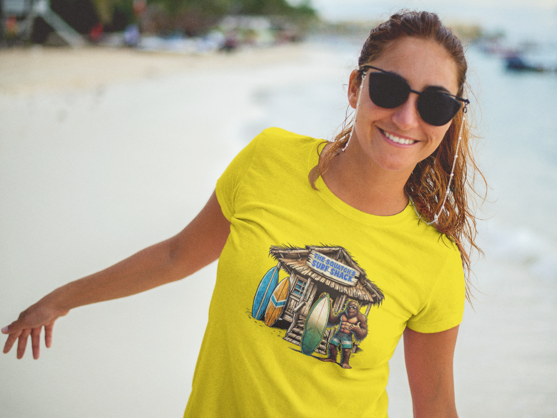 Squatchin’ Country – Großhandel T-Shirt (Grafikdruck) – Unisex – Bigfoot Surf Shack T-Shirt (blau oder gelb) anpassbar3