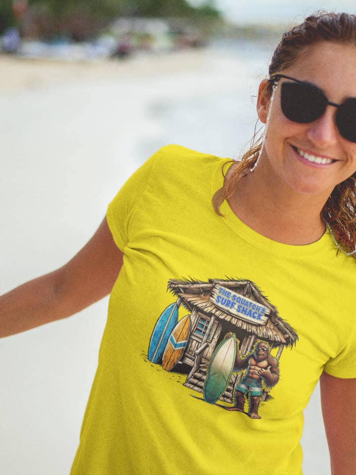 Squatchin’ Country – Großhandel T-Shirt (Grafikdruck) – Unisex – Bigfoot Surf Shack T-Shirt (blau oder gelb) anpassbar3