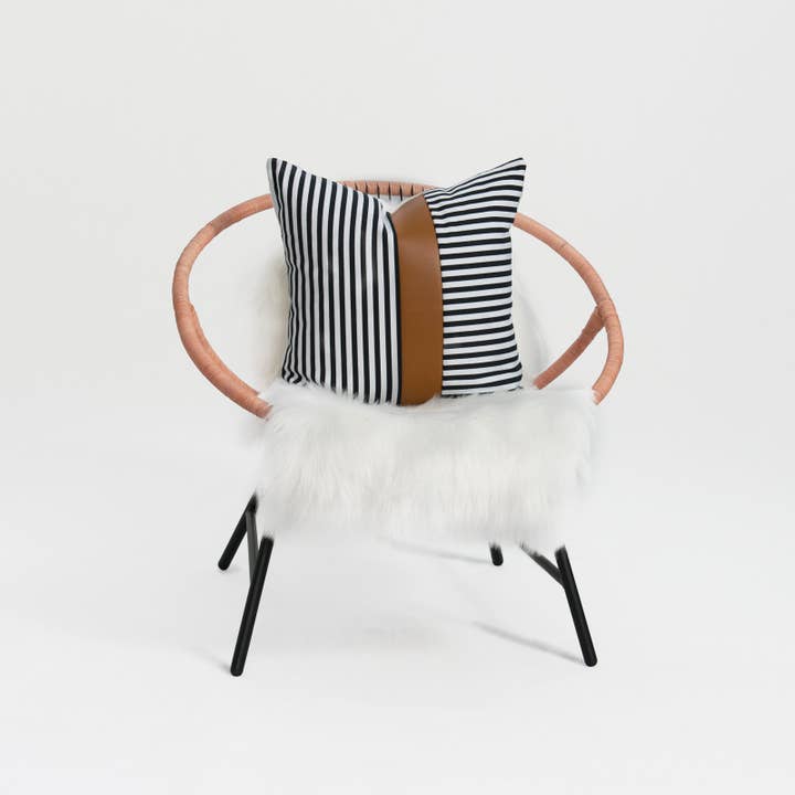 Kissenbezug aus Kunstleder, Modern Stripes, Kamelschwarz für den Großhandel von Hofdeco