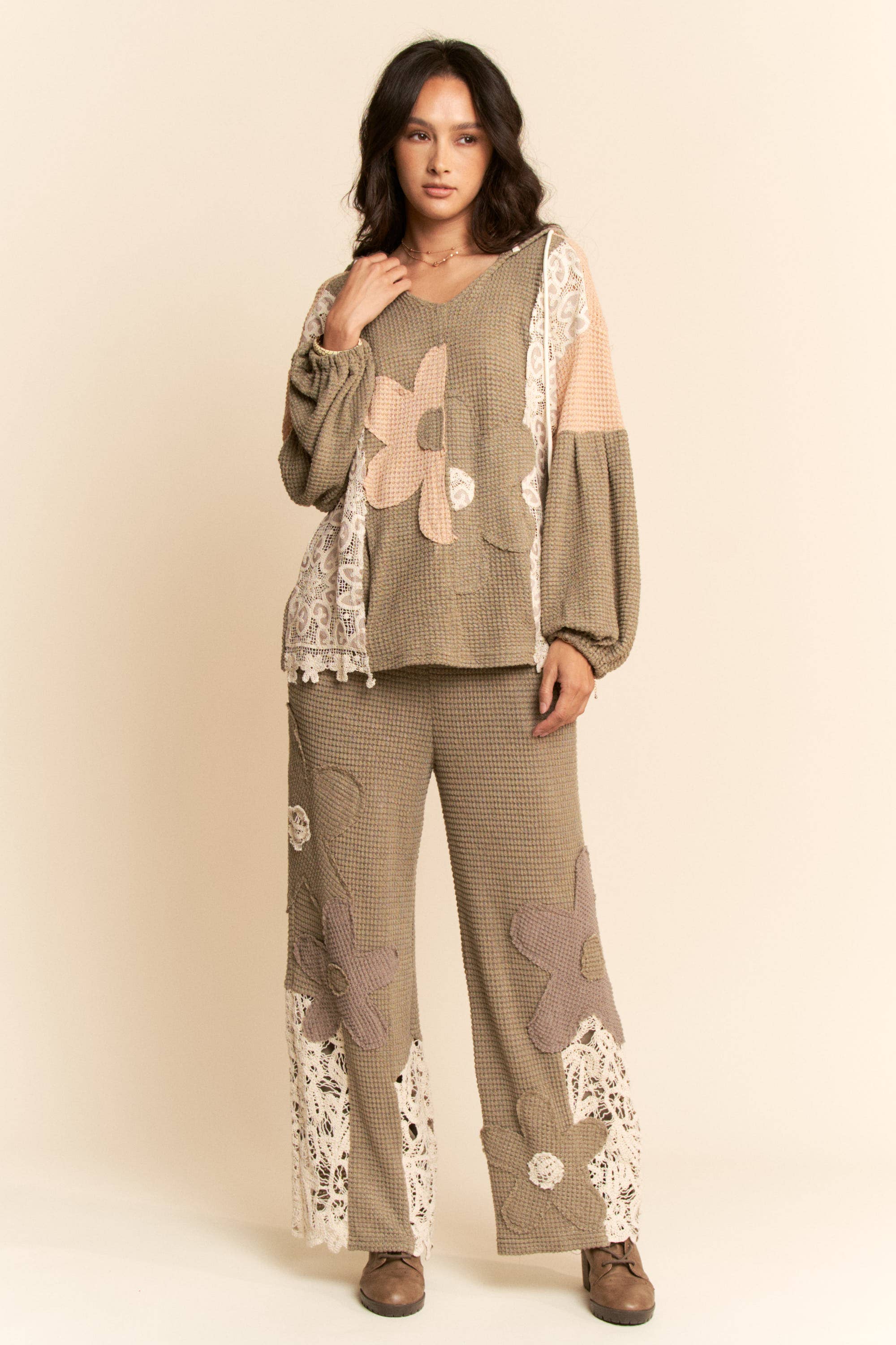 Davi & Dani – wholesale Hoodie – Women's – HOODIE OVERSIZED KNNIT TOP WITH FLOWER PATCH4