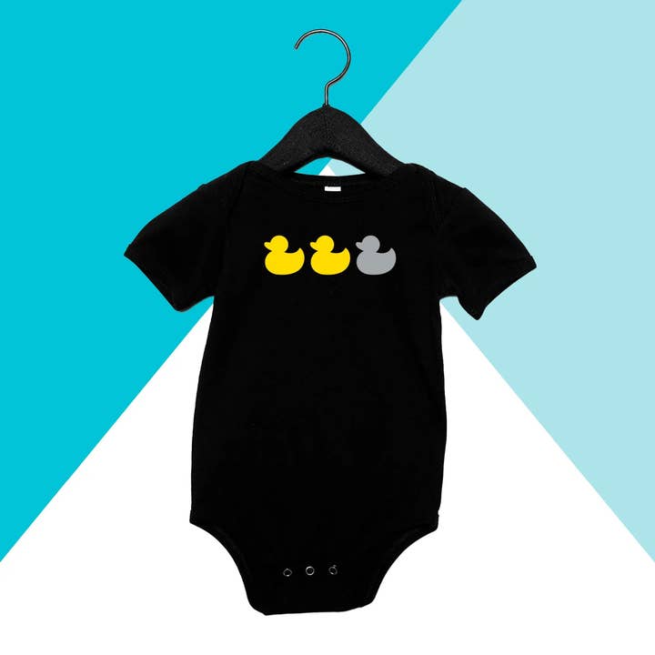 Anka Anka Grå Anka Baby Bodysuit One-Piece för wholesale av North Owl Apparel