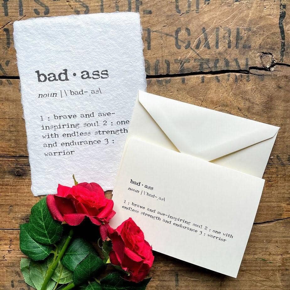 Alison Rose Vintage – Engroshandel Opmuntringskort – badass definition lykønskningskort i skrivemaskine skrifttype2