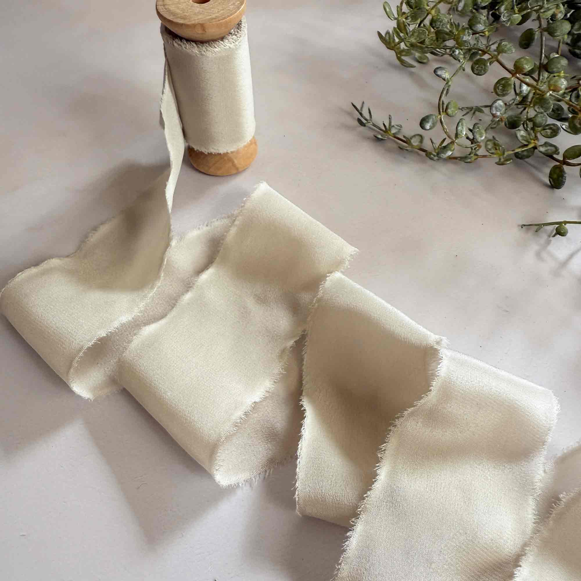 The Natural Paper Company - Vente Ruban – emballage cadeau - Ruban de soie couleur putty | Rouleau de ruban de soie beige naturel5