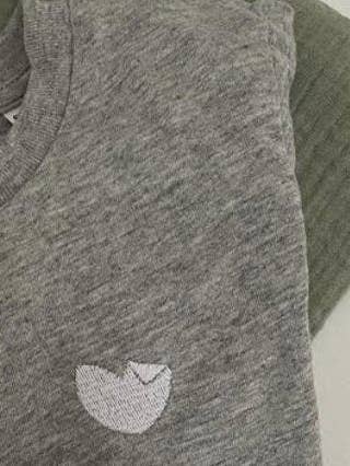 T-shirt avec broderie cœur pour la vente par tierly