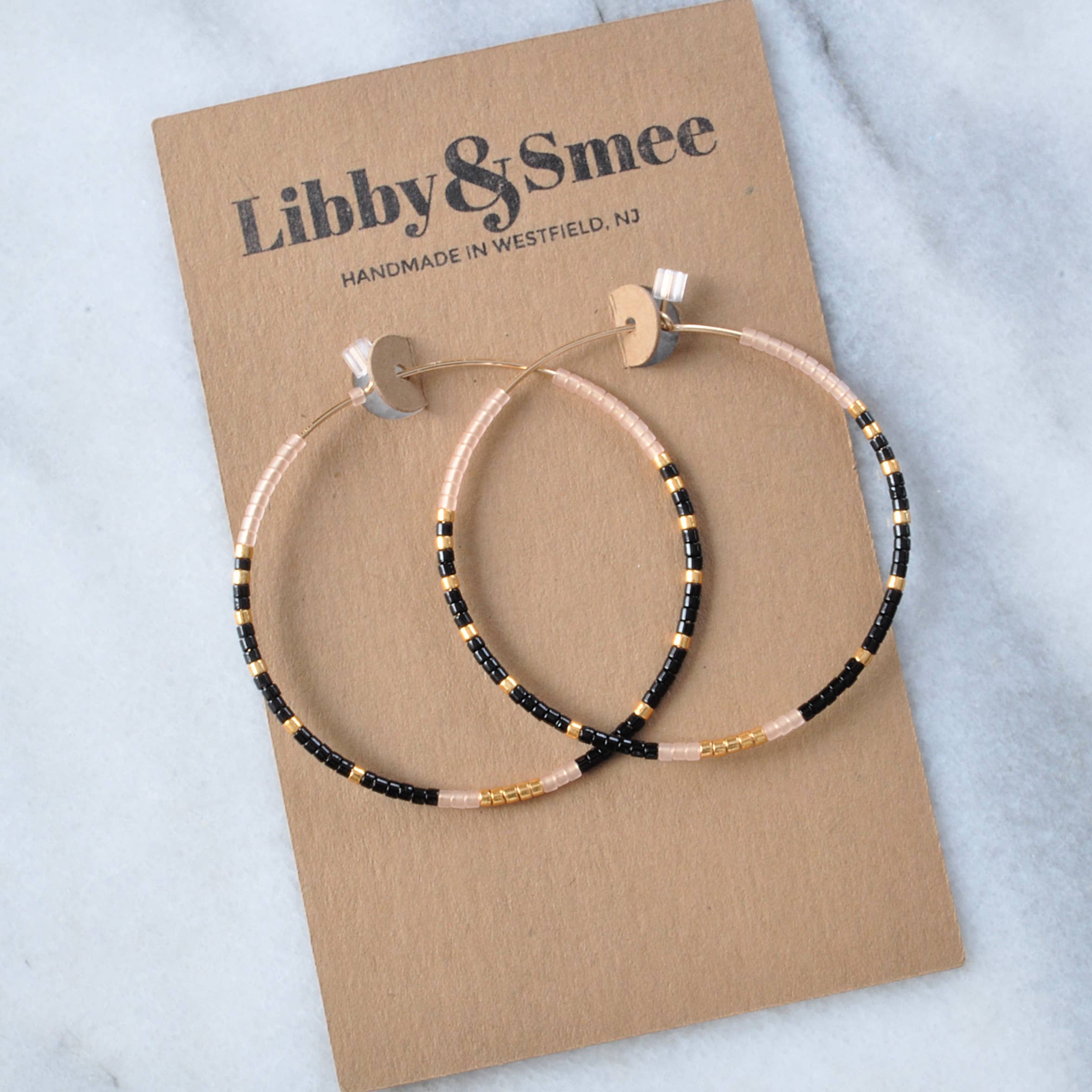 Libby & Smee – Brincos de argola por atacado – Aros preenchidos a ouro com minúsculas grânulos de sementes de vidro3