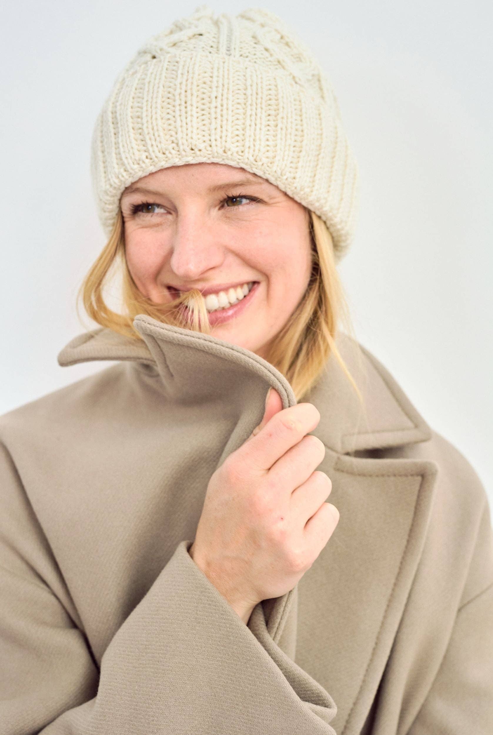 Aran Woollen Mills – Großhandel Beanie – Damen – Mulranny Aran Mütze mit Rautenmuster – Creme1
