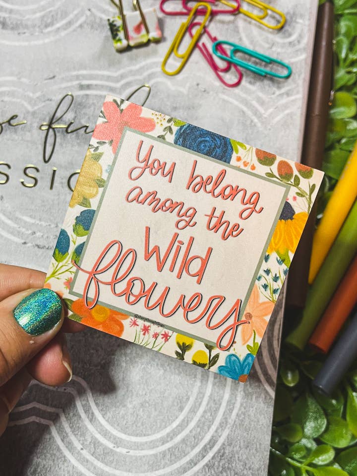 Du hører blandt Wildflowers Square Sticker for engroshandel hos Sharp Thoughtlings