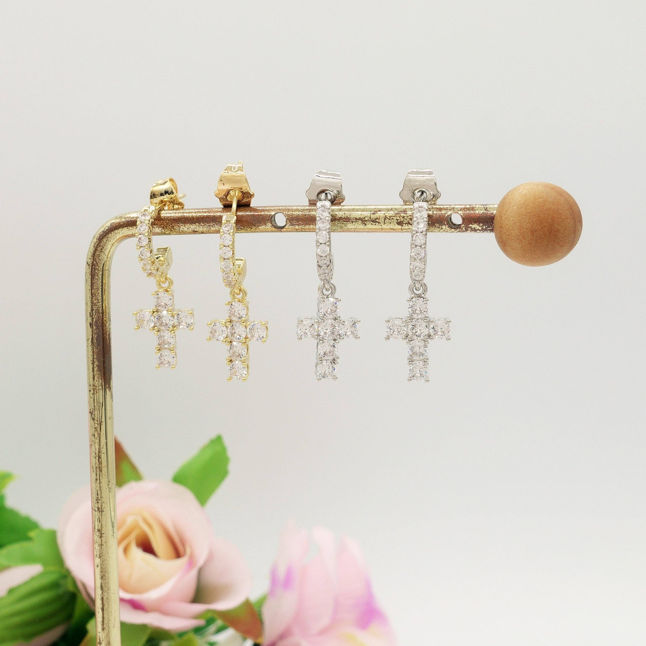 Daemon srls - Wholesale Huggie Earrings - SYLVIE CROSS HOOPS ~ Orecchini mini cerchio zirconato con croce in cubic zirconia6