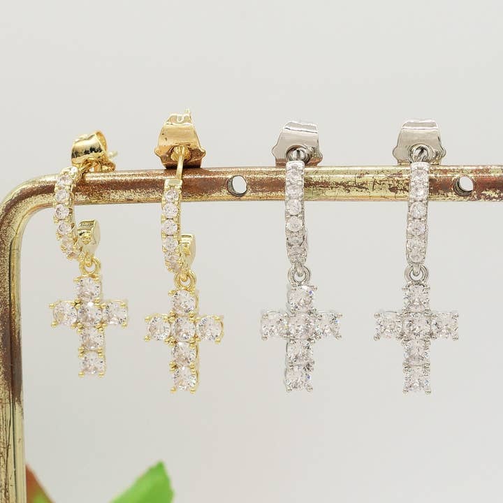 Daemon srls - Wholesale Huggie Earrings - SYLVIE CROSS HOOPS ~ Orecchini mini cerchio zirconato con croce in cubic zirconia6