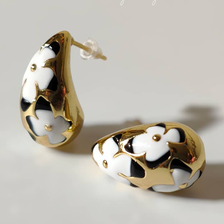 Pendientes en forma de lágrima chapados en oro de 18 quilates con flor de jazmín negra para venta al por mayor de Vachana