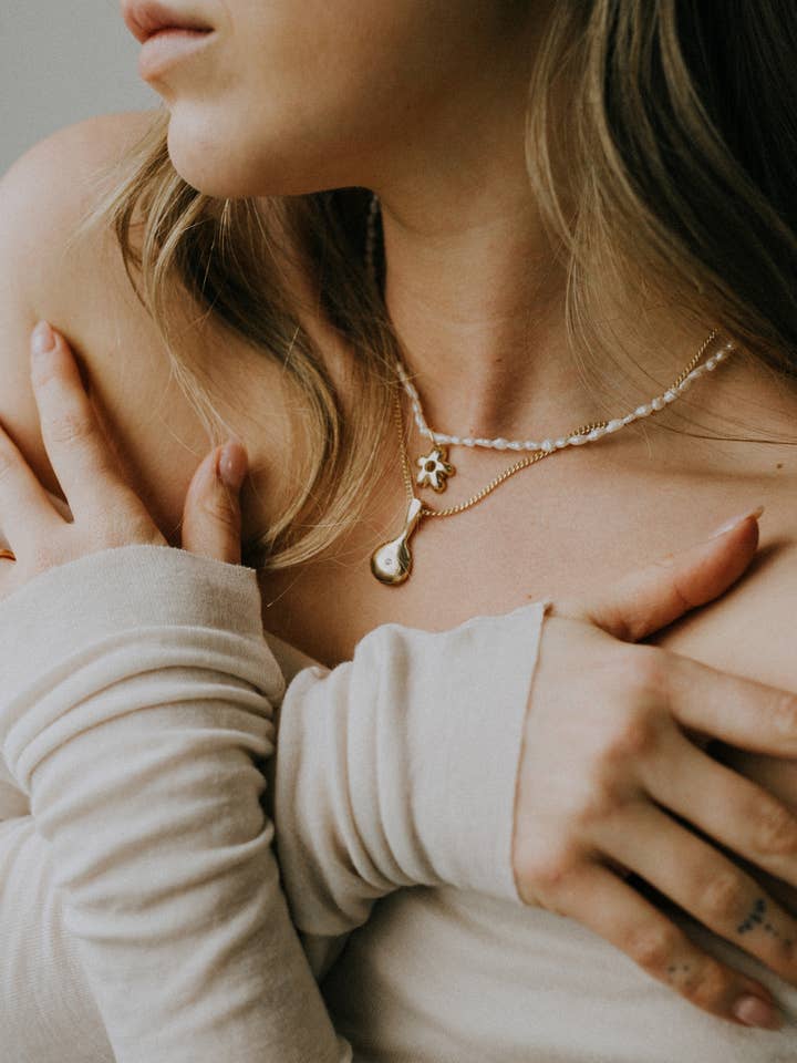 krokante rijst parelketting en bloemenbedel voor wholesale door Emily Hartwell