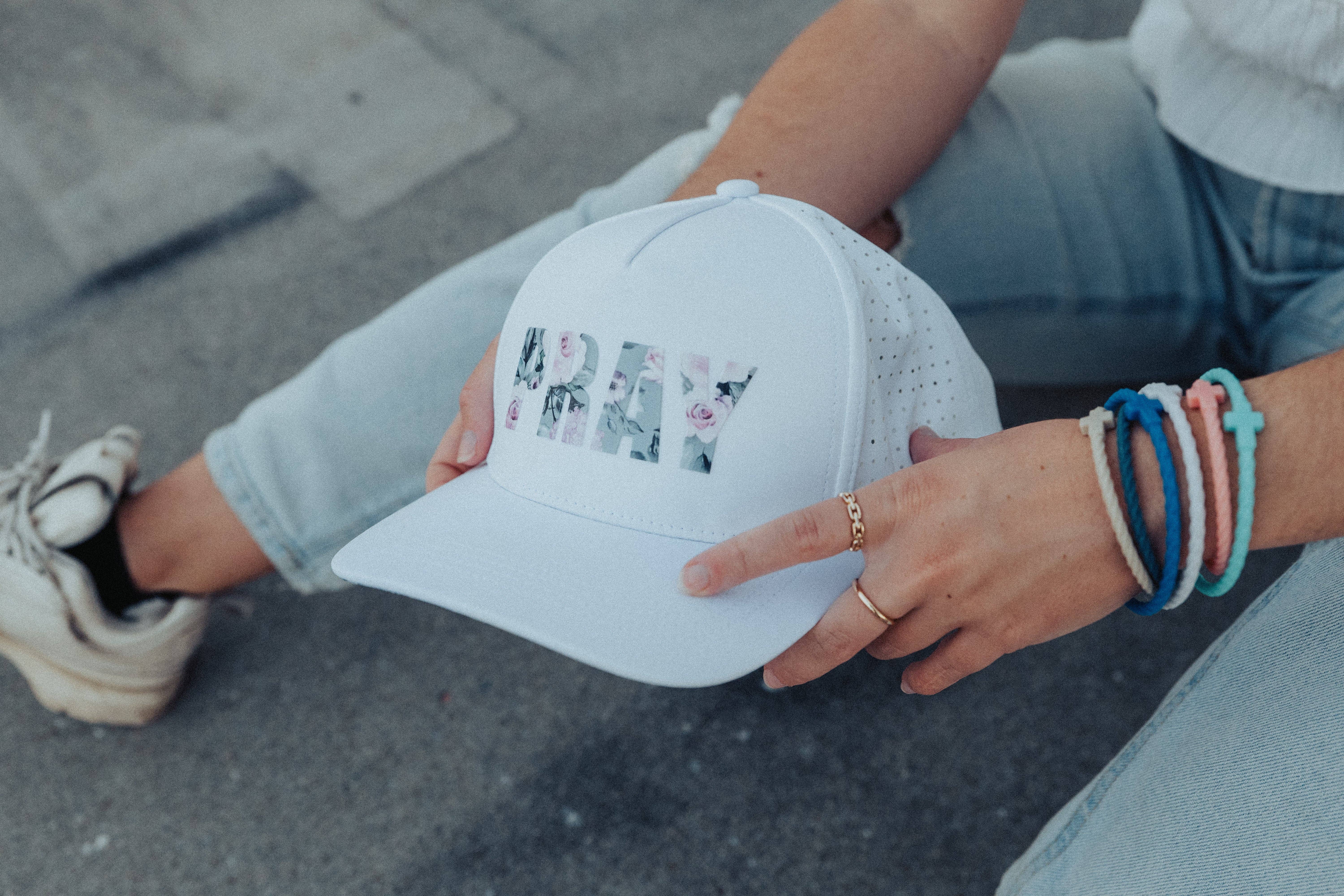 In God We Must - Vente Casquette de camionneur – femme - Priez Chapeau Floral3