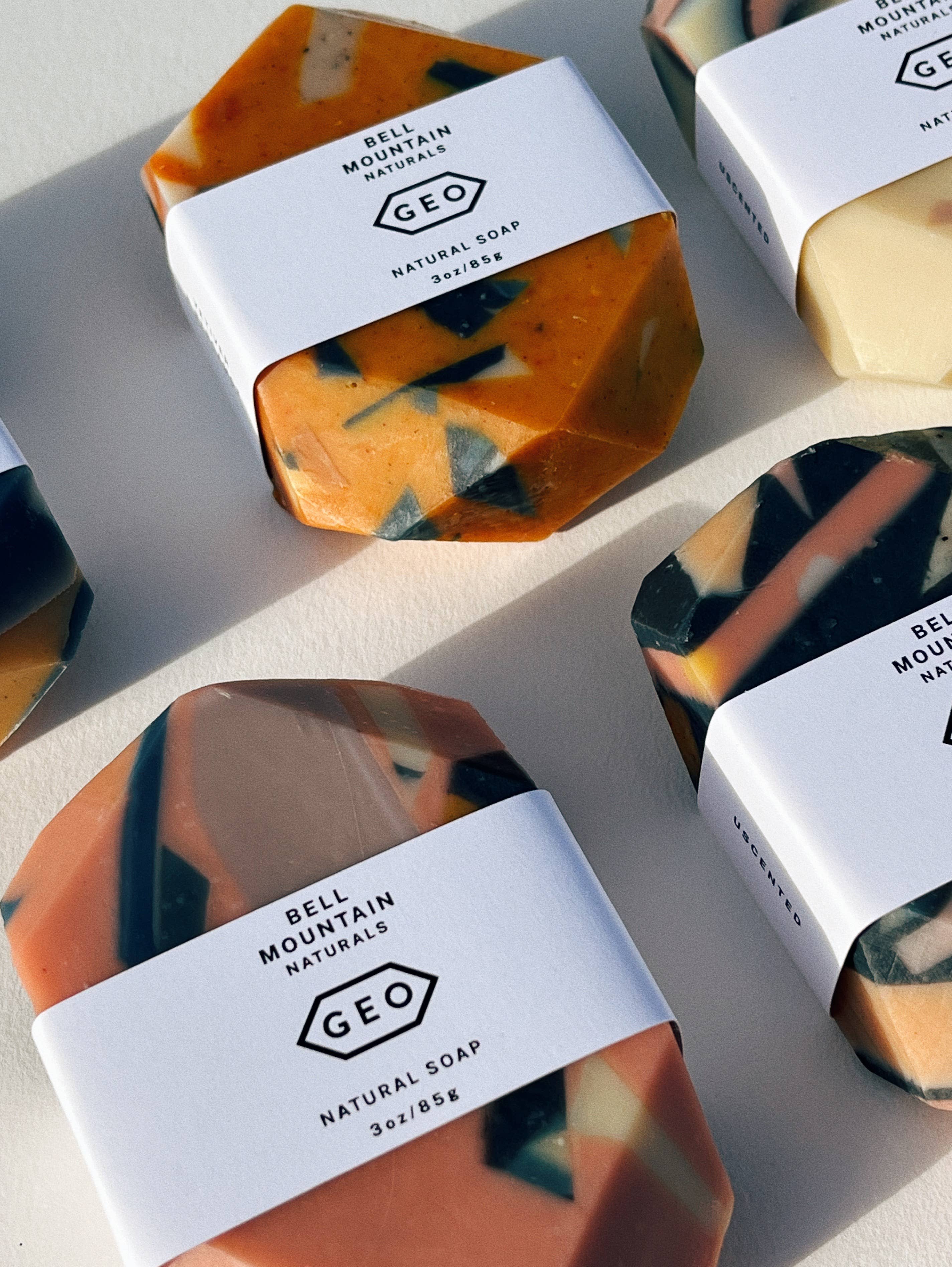 Bell Mountain Naturals - Vente Pains de savon - Savon en barre Terrazzo Gem. En taille réelle4