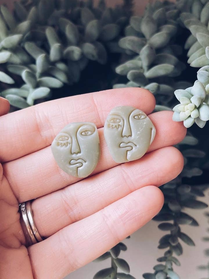 Strange Faces Stud pour la vente par The Butterfly Effect