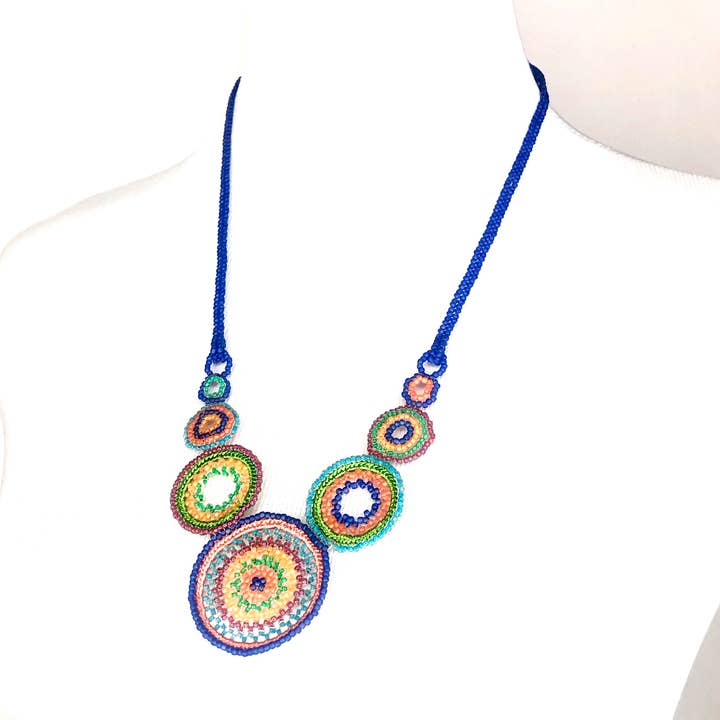 Collier perlé-confettis pour la vente par KVZ Designs