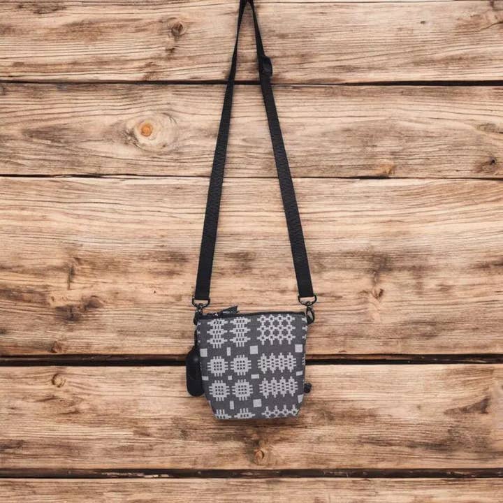 Borse a tracolla mini con design a coperta gallese grigia arazzo per la vendita all'ingrosso da parte di Moose & Co