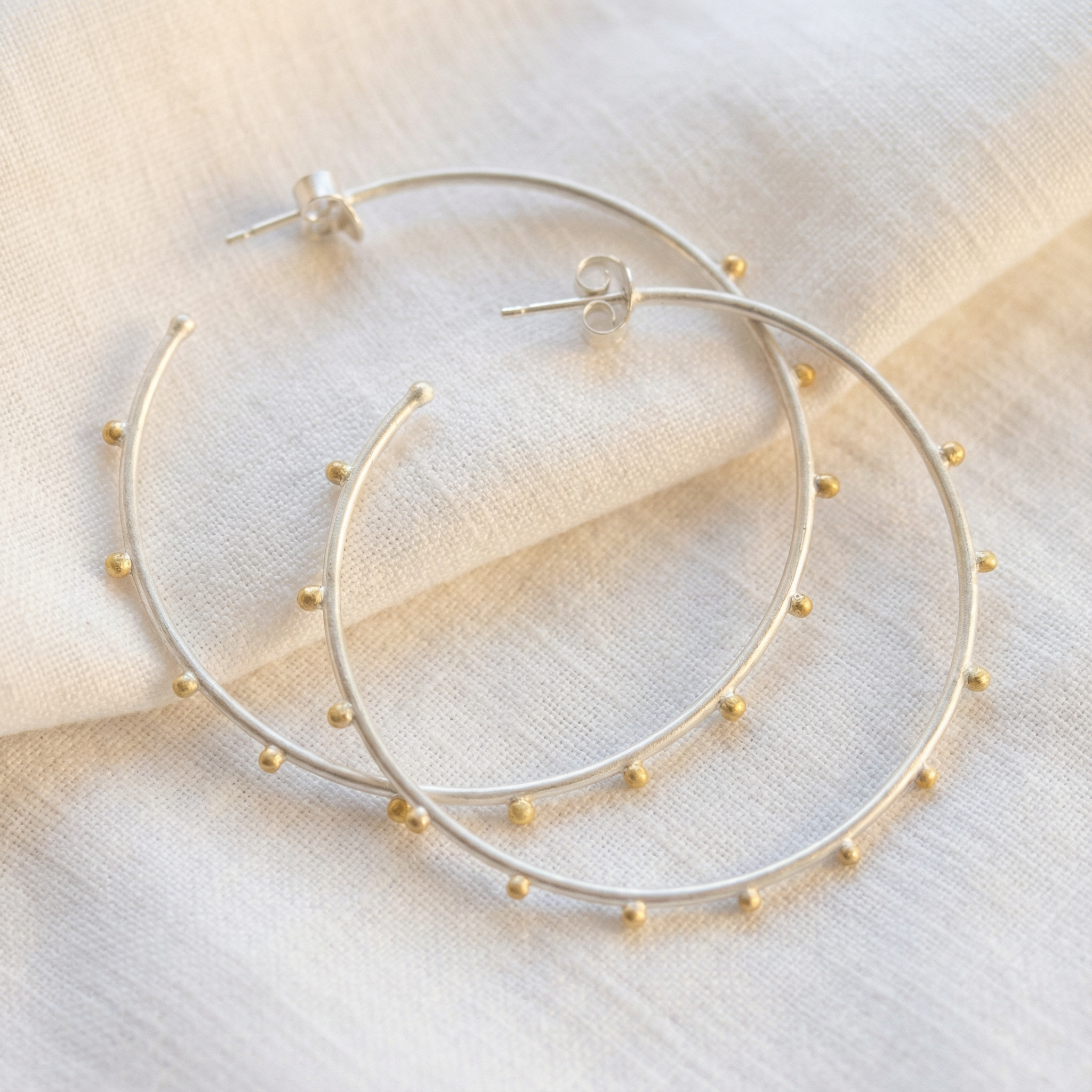 Treisi - Vente Créoles - Boucles d'oreilles créoles à pois dorés et argentés1